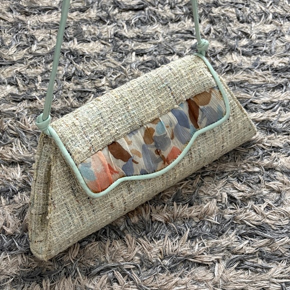 Chic Woven Shoulder Bag with Pastel Details - Picture 5 of 11